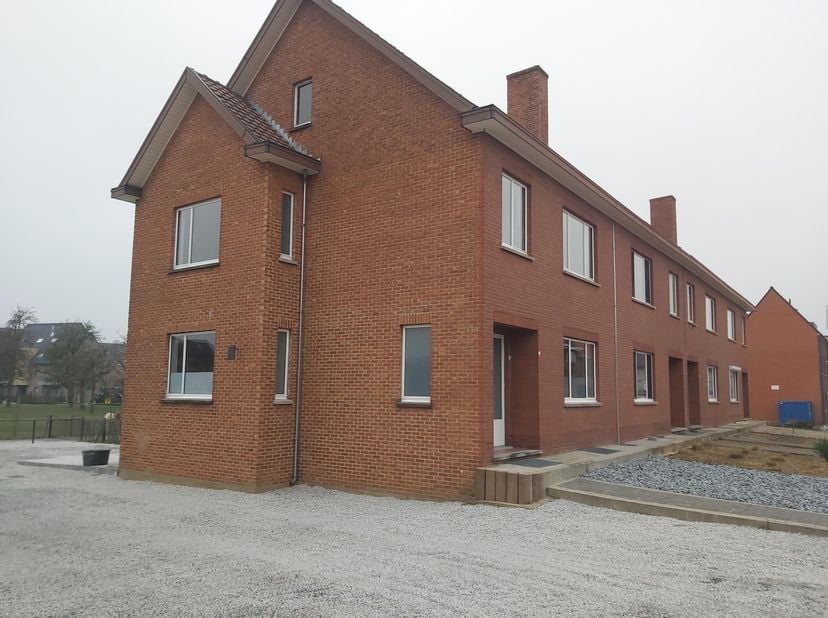 Instapklare woning HOB met tuintje op toplocatie Diepenbeek Centrum.&lt;br /&gt;
Zicht op unieke groene omgeving met dieren doch zeer centrale ligging op wa